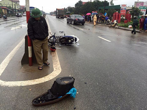 Chiếc xe m&aacute;y do anh Phạm Ngọc Nam hư hỏng nặng v&agrave; rơi v&atilde;i một số bộ phận xe m&aacute;y ra đường.