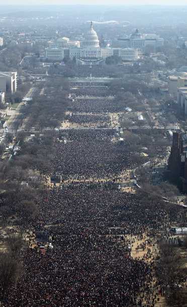 Tuy nhi&ecirc;n con số n&agrave;y chỉ bằng ph&acirc;n nửa so với kỷ lục hơn 1,8 triệu người tới dự lễ nhậm chức đầu ti&ecirc;n của &ocirc;ng diễn ra v&agrave;o 20/1/2009.&nbsp;(Ảnh: TMZ)