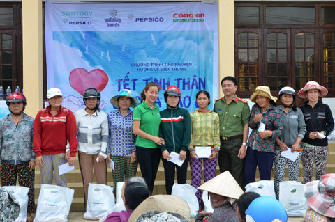 Những m&oacute;n qu&agrave; &yacute; nghĩa đ&atilde; được trao tận tay người d&acirc;n tại tỉnh B&igrave;nh Định.