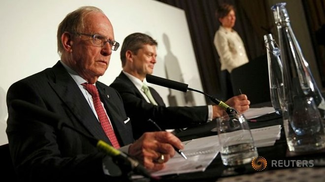 Luật sư Richard McLaren (tr&aacute;i) trả lời c&aacute;c c&acirc;u hỏi sau khi c&ocirc;ng bố b&aacute;o c&aacute;o về doping cho Cơ quan Chống Doping Thế giới (WADA)