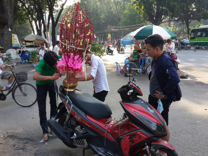 Mặc&nbsp;d&ugrave; một số chợ hoa chỉ mới mở cửa, nhưng người d&acirc;n đ&atilde; mua về trưng tết.