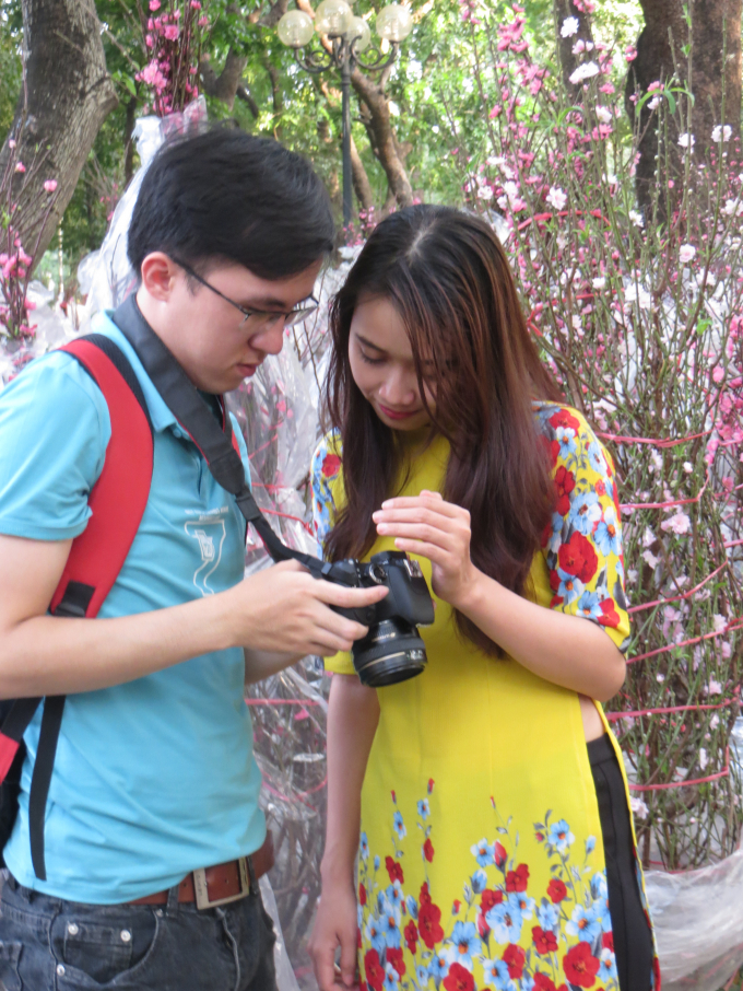 Nh&acirc;n dịp n&agrave;y, nhiều bạn trẻ cũng chụp cho m&igrave;nh một bộ ảnh h&igrave;nh hoa xu&acirc;n để đ&oacute;n tết.