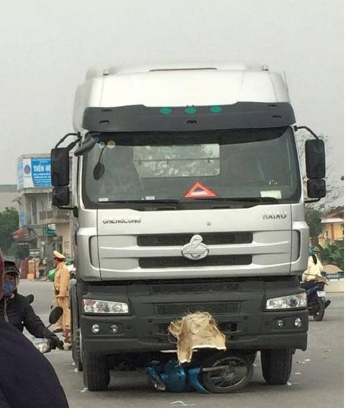 Chiếc xe m&aacute;y bị xe đầu k&eacute;o cuốn v&agrave;o gầm. (Ảnh: FB Lưu C&ocirc;ng Khi&ecirc;m)