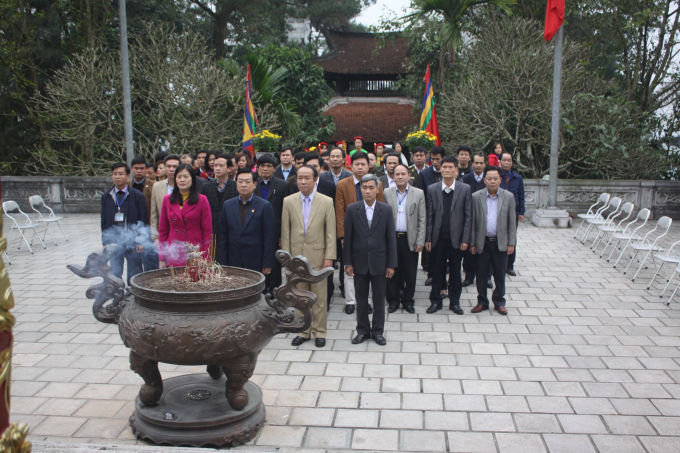 C&aacute;c đồng ch&iacute; l&atilde;nh đạo tỉnh Ph&uacute; Thọ c&ugrave;ng nh&acirc;n d&acirc;n th&agrave;nh k&iacute;nh d&acirc;ng hương tưởng niệm Tổ Mẫu &Acirc;u Cơ.&nbsp;