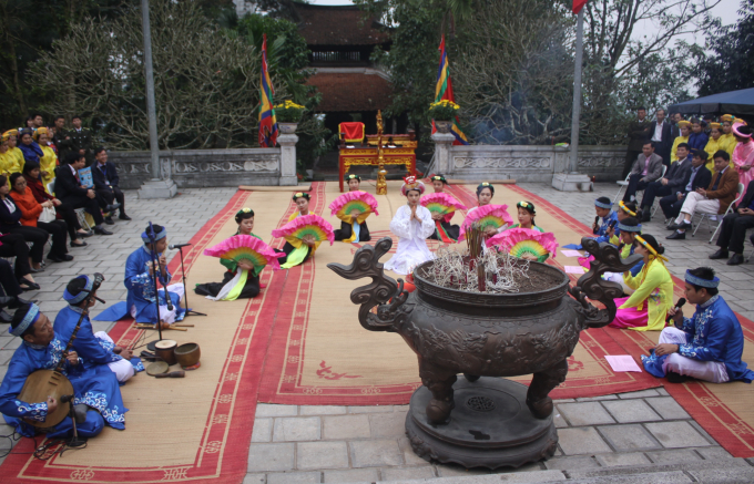 Khu Di t&iacute;ch lịch sử Đền H&ugrave;ng h&aacute;t chầu văn tại lễ d&acirc;ng hương.