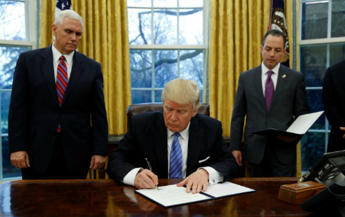 &Ocirc;ng Trump k&yacute; sắc lệnh&nbsp;h&agrave;nh ph&aacute;p (executive order)&nbsp;dưới sự chứng kiến của Ph&oacute; tổng thống - Mike Pence (tr&aacute;i) v&agrave; Ch&aacute;nh Văn ph&ograve;ng Nh&agrave; Trắng -&nbsp;Reince Priebus&nbsp;tại Ph&ograve;ng Bầu dục&nbsp;ng&agrave;y 23/1 (theo giờ Washington). Ảnh:&nbsp;Reuters.