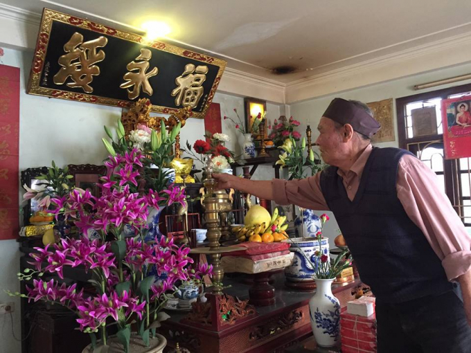 C&aacute;c gia đ&igrave;nh n&ecirc;n sắp xếp v&agrave; lau dọn b&agrave;n thờ thật sạch sẽ trước khi c&uacute;ng Tất ni&ecirc;n