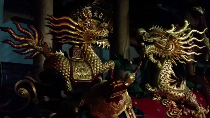 Ph&aacute;o Nhất, Nh&igrave; được l&agrave;m kỳ c&ocirc;ng sơn son, thiếp v&agrave;ng với tứ qu&yacute; long, ly, quy, phượng.