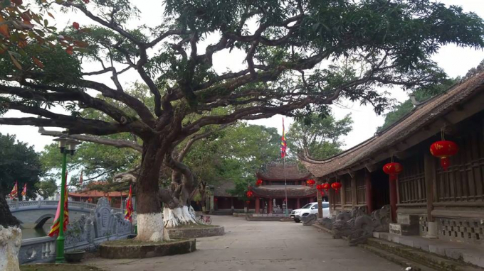 Đ&igrave;nh l&agrave;ng Đồng Kỵ- nơi sẽ diễn ra hội rước ph&aacute;o đ&atilde; được trang tr&iacute; cờ hoa đ&oacute;n hội