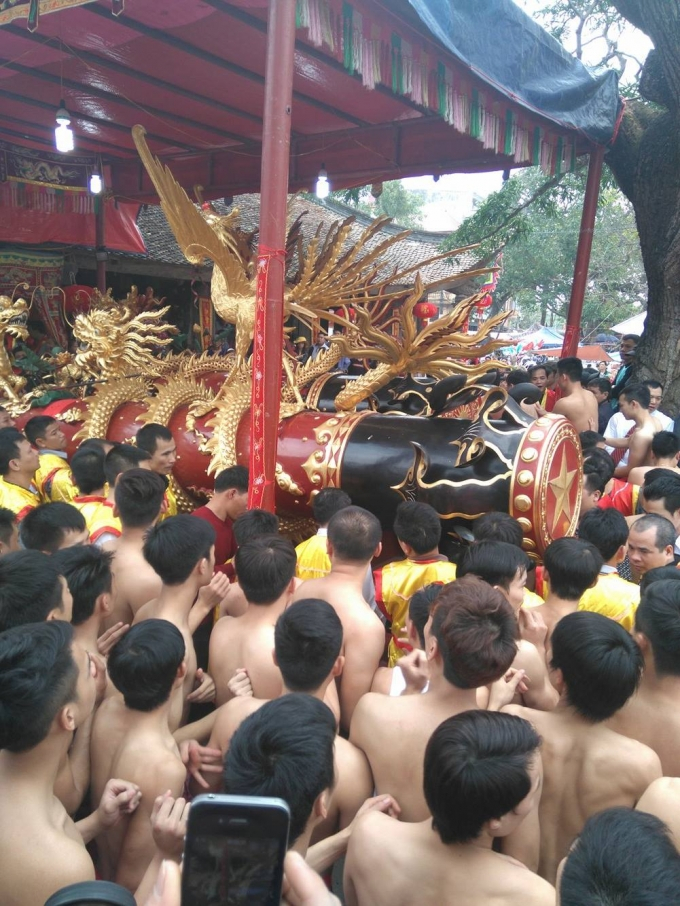 C&aacute;c trai tr&aacute;ng trong l&agrave;ng chuẩn bị cho lễn rước.