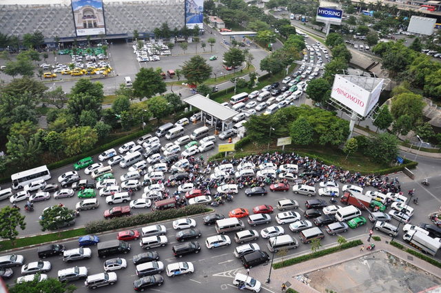 Cửa ng&otilde; s&acirc;n bay kẹt cứng trưa 24/1