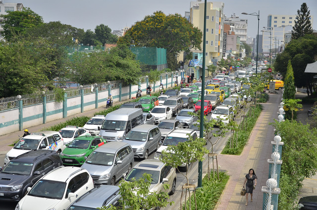 Cao điểm người d&acirc;n đổ về qu&ecirc; ăn Tết, s&acirc;n bay kẹt cứng