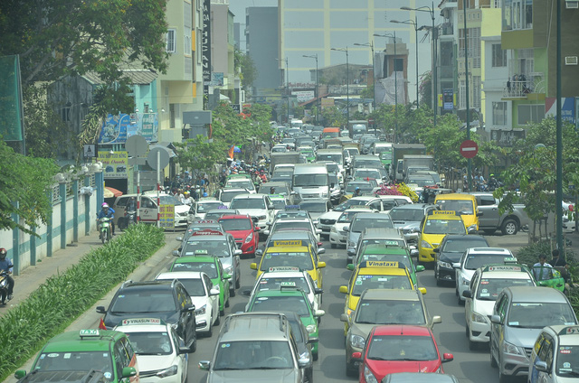 &Ocirc; t&ocirc; xếp h&agrave;ng chật k&iacute;n tr&ecirc;n đường Bạch Đằng (quận T&acirc;n B&igrave;nh) hướng v&agrave;o s&acirc;n bay