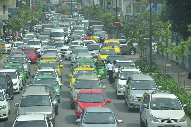 Một người d&acirc;n xuống taxi để đi bộ v&agrave;o s&acirc;n bay v&igrave; kẹt xe nghi&ecirc;m trọng