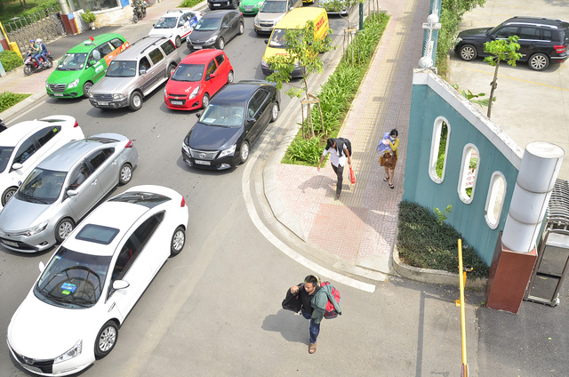 Cao điểm người d&acirc;n đổ về qu&ecirc; ăn Tết, s&acirc;n bay kẹt cứng