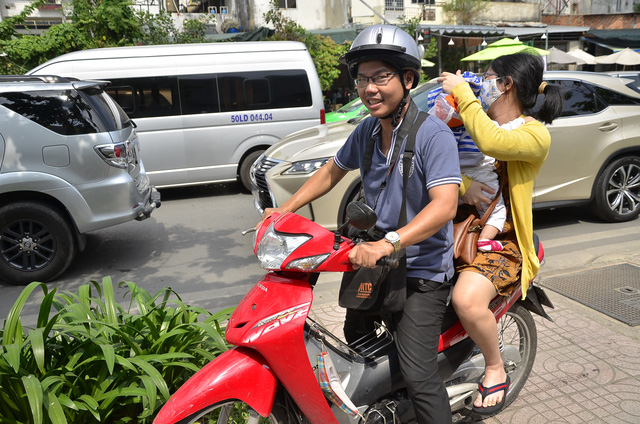 Một ph&oacute;ng vi&ecirc;n đang t&aacute;c nghiệp gi&uacute;p chở 2 mẹ con v&agrave;o s&acirc;n bay để kịp l&agrave;m thủ tục l&ecirc;n m&aacute;y bay.