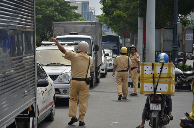 Lực lượng CSGT v&agrave; An ninh s&acirc;n bay t&uacute;c trực điều tiết giao th&ocirc;ng ở cửa ng&otilde;