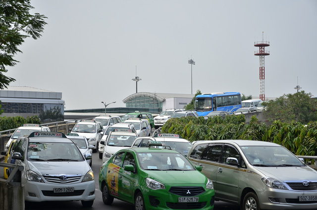 Cao điểm người d&acirc;n đổ về qu&ecirc; ăn Tết, s&acirc;n bay kẹt cứng