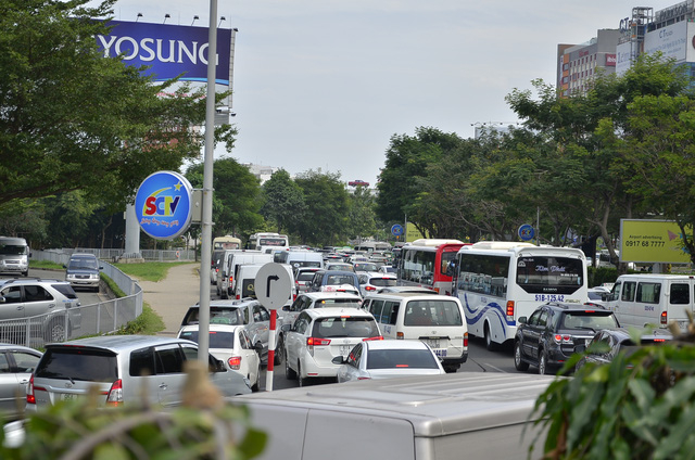 Cao điểm người d&acirc;n đổ về qu&ecirc; ăn Tết, s&acirc;n bay kẹt cứng