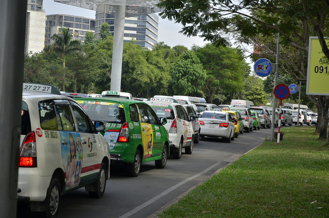 D&ograve;ng &ocirc; t&ocirc; xếp h&agrave;ng d&agrave;i từ nh&agrave; ga quốc tế ra đến đường Trương Sơn