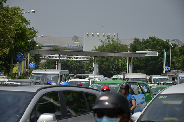 Mặc d&ugrave; t&igrave;nh trạng kẹt xe rất nghi&ecirc;m trọng suốt nhiều giờ nhưng trạm thu ph&iacute; nh&agrave; ga quốc tế s&acirc;n bay T&acirc;n Sơn Nhất vẫn kh&ocirc;ng xả cửa khiến t&igrave;nh trạng kẹt xe c&agrave;ng th&ecirc;m trầm trọng