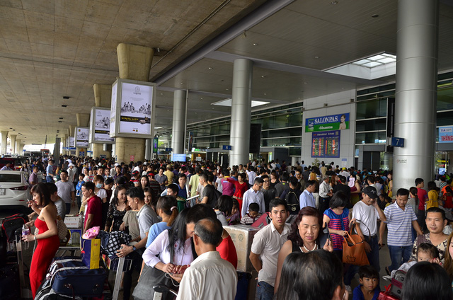 Người d&acirc;n xếp h&agrave;ng đ&ocirc;ng k&iacute;n nh&agrave; ga quốc tế