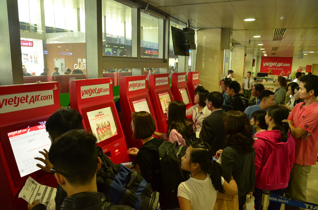 Xếp h&agrave;ng chờ l&agrave;m thủ tục trực tuyến ở s&acirc;n bay T&acirc;n Sơn Nhất.