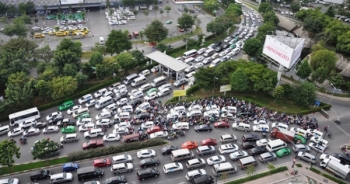 Cao điểm người dân đổ về quê ăn Tết, sân bay kẹt cứng