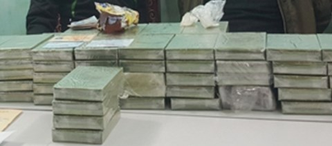 Đối tượng Tạch v&agrave; tang vật vụ &aacute;n bị thu giữ.