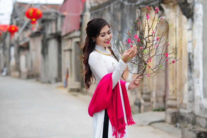 Hồ &Aacute;i Thơ l&agrave; sinh vi&ecirc;n năm 3, khoa Thanh nhạc, Đại học Văn h&oacute;a Nghệ thuật qu&acirc;n đội. Trong cuộc thi Hoa kh&ocirc;i sinh vi&ecirc;n H&agrave; Nội 2016, em đ&atilde; gi&agrave;nh ng&ocirc;i vị cao nhất.