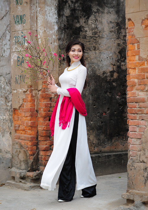 Hoa kh&ocirc;i sinh vi&ecirc;n H&agrave; Nội g&acirc;y ấn tượng với mọi người bởi khu&ocirc;n mặt thanh t&uacute;, đ&ocirc;i mắt biết cười c&ugrave;ng th&agrave;nh t&iacute;ch học tập, ngoại kh&oacute;a ấn tượng.