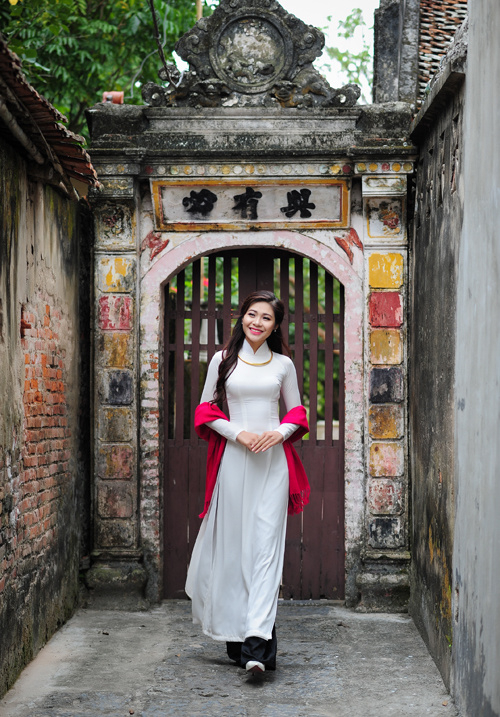 Ngo&agrave;i thời gian học tập tr&ecirc;n giảng đường, &Aacute;i Thơ c&ograve;n tham gia một số hoạt động thiện nguyện như: tổ chức Trung thu cho trẻ c&oacute; ho&agrave;n cảnh kh&oacute; khăn, ph&aacute;t ch&aacute;o ở Viện Bỏng quốc gia v&agrave;o thứ tư h&agrave;ng tuần.