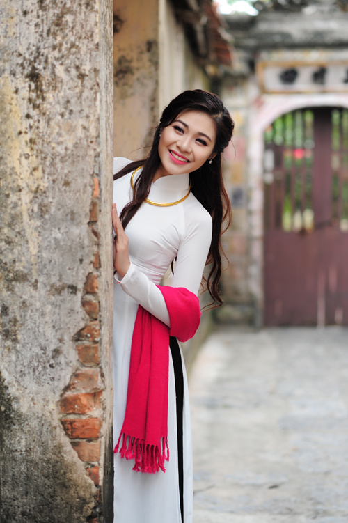 Y&ecirc;u cảnh sắc, văn h&oacute;a của thủ đ&ocirc;, nữ sinh qu&ecirc; H&agrave; Tĩnh đ&atilde; thực hiện bộ ảnh Tết tại l&agrave;ng cổ Đường L&acirc;m (H&agrave; Nội).