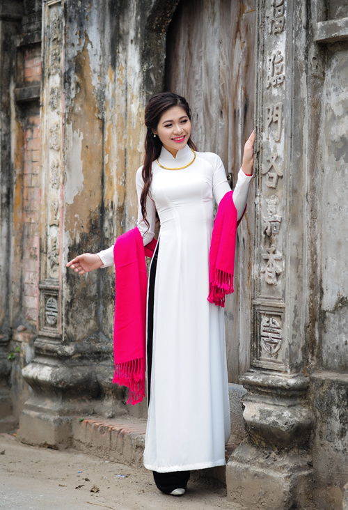 Trong bộ &aacute;o d&agrave;i trắng cổ truyền, nữ sinh cao 1,67 m nổi bật ở tr&ecirc;n con đường ở l&agrave;ng cổ Đường L&acirc;m, thị x&atilde; Sơn T&acirc;y, H&agrave; Nội.