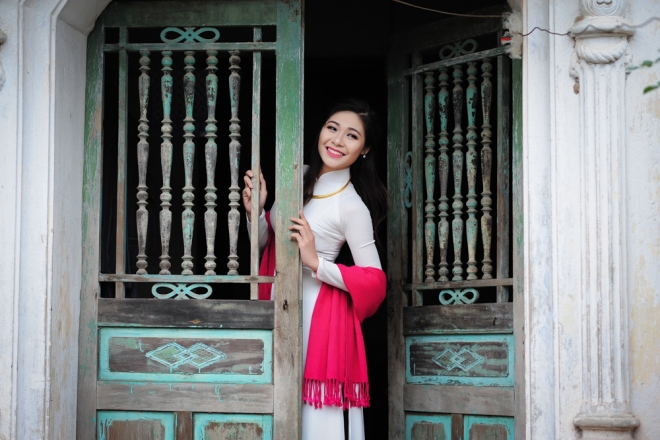 Hoa khôi sinh viên Hà Nội làm duyên với hoa đào