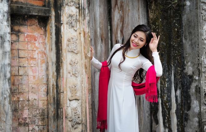 Lần đầu ti&ecirc;n Thơ được thăm th&uacute; những ng&ocirc;i nh&agrave; 200-300 tuổi với những cột gỗ, m&aacute;i ng&oacute;i, tường gạch r&ecirc;u phong.