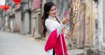 Hoa khôi sinh viên Hà Nội làm duyên với hoa đào