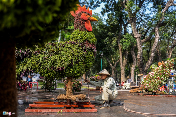 Một c&ocirc;ng nh&acirc;n cho biết, sau khi ho&agrave;n thiện xong, c&aacute;c con vật cần được tưới nước thường xuy&ecirc;n để đảm bảo c&acirc;y lu&ocirc;n tươi tốt.