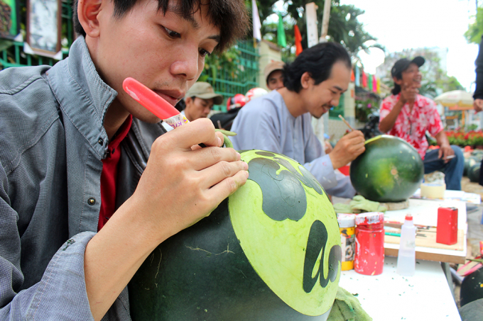 Thợ đi&ecirc;u khắc tr&ecirc;n vỏ dưa đang