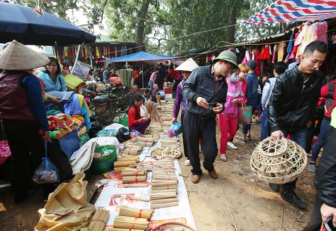 Anh Tuấn, một người d&acirc;n địa phương cho biết ng&agrave;y nay dễ d&agrave;ng mua được c&aacute;c mặt h&agrave;ng cần thiết ở hiệu tạp h&oacute;a gần nh&agrave;, nhưng anh vẫn chọn đến chợ Nủa v&igrave; ở đ&acirc;y c&oacute;