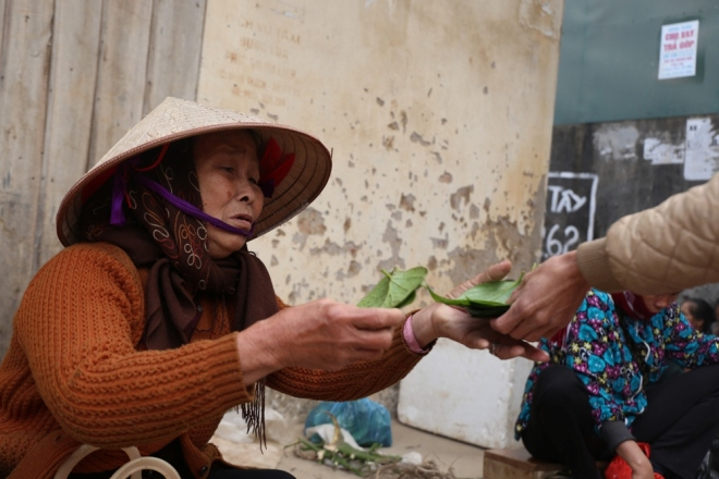 Những sản phẩm c&oacute; thể kh&ocirc;ng mang lại nhiều gi&aacute; trị về kinh tế, nhưng việc đi chợ phi&ecirc;n ng&agrave;y Tết đ&atilde; th&agrave;nh th&oacute;i quen của nhiều người d&acirc;n địa phương.Ảnh:&nbsp;Gia Ch&iacute;nh