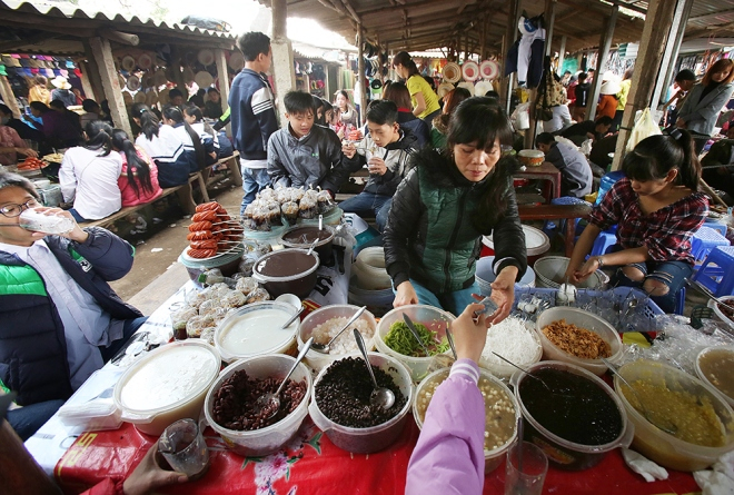 Hai d&atilde;y nh&agrave; b&aacute;n đồ ăn nhanh, qu&agrave; vặt như b&uacute;n, phở, b&aacute;nh đ&uacute;c, b&aacute;nh cuốn, ch&egrave;...&nbsp;