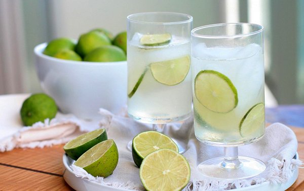 Uống nước chanh khi say vừa n&ocirc;n nhiều hơn, g&acirc;y nguy hiểm khi ngủ vừa l&agrave;m tổn thương dạ d&agrave;y