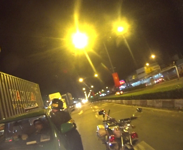 Nghi can Th&agrave;nh cố thủ trong xe