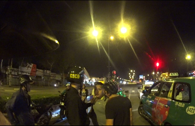 Sau đ&oacute; bị cảnh s&aacute;t khống chế đưa về trụ sở c&ocirc;ng an để l&agrave;m r&otilde;