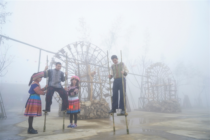 Tưng bừng l&ecirc;̃ h&ocirc;̣i khèn, hoa tại Fansipan Legend