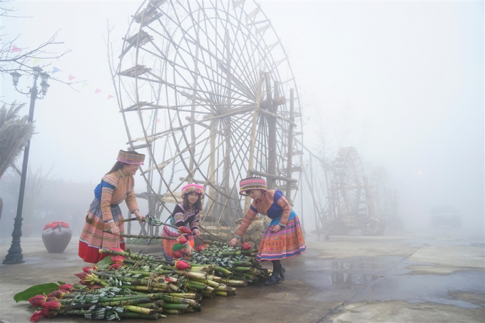 Tưng bừng l&ecirc;̃ h&ocirc;̣i khèn, hoa tại Fansipan Legend