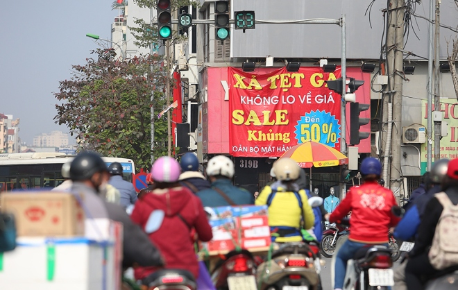 Tr&ecirc;n nhiều tuyến đường v&agrave;nh đai như L&aacute;ng H&ograve;a Lạc, Khuất Duy Tiến..., dễ d&agrave;ng bắt gặp những băng r&ocirc;n xả h&agrave;ng treo cao.