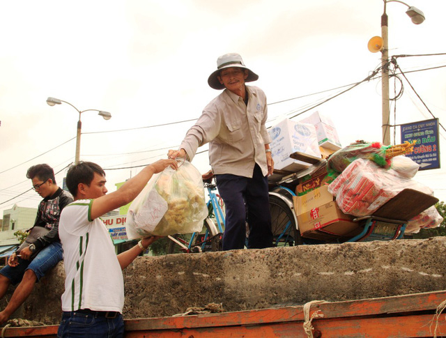 Người d&acirc;n x&atilde; đảo Nhơn Ch&acirc;u (TP Quy Nhơn, B&igrave;nh Định) vượt biển v&agrave;o đất liền mua h&agrave;ng h&oacute;a về đảo ăn Tết.