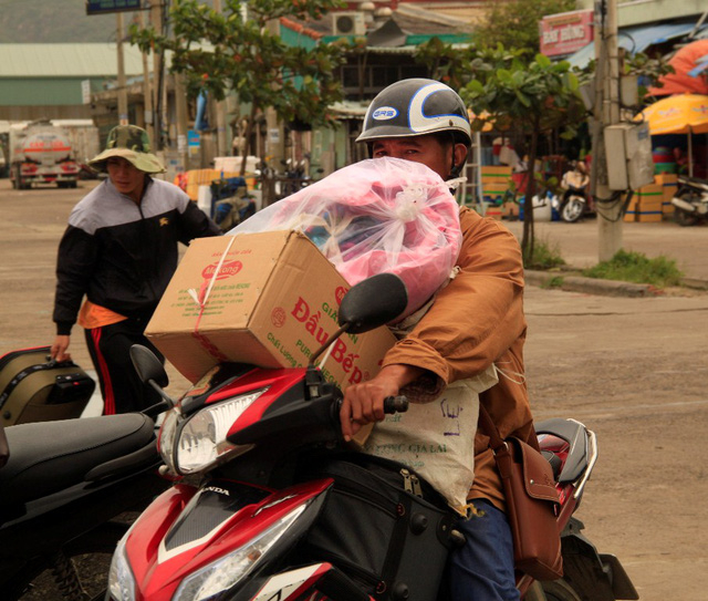 Người d&acirc;n gửi h&agrave;ng về trước, người về sau